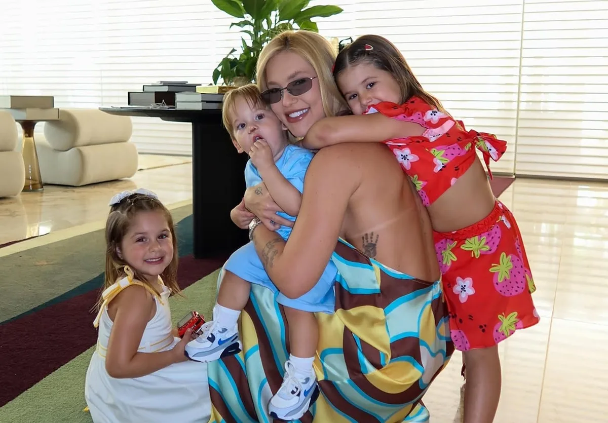 Virginia Fonseca mostra rotina com filhos e dedicação à marca de cosméticos