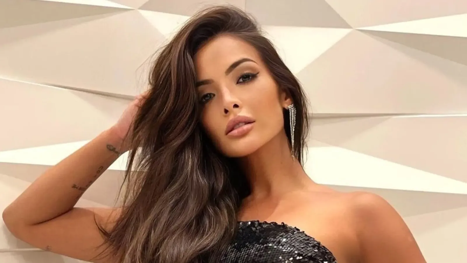 Carol Nakamura prioriza atuação e deixa rotina de musa do Salgueiro