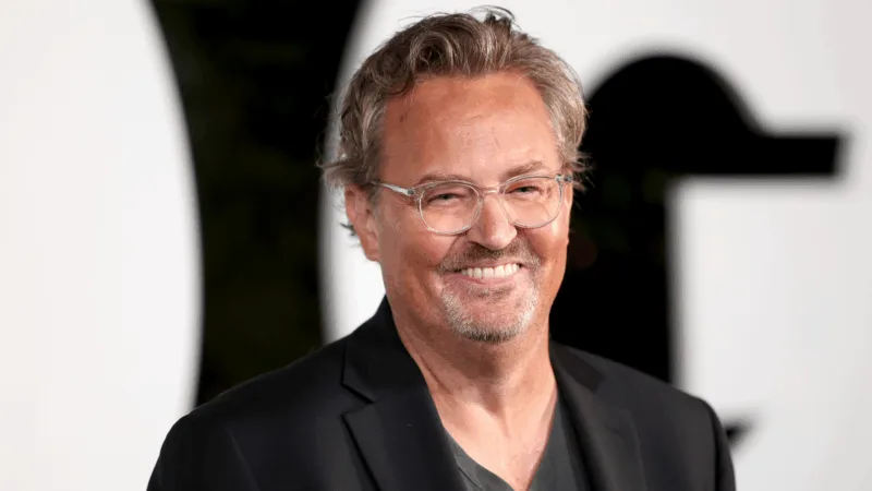 Matthew Perry é lembrado em documentário sobre vício e recuperação