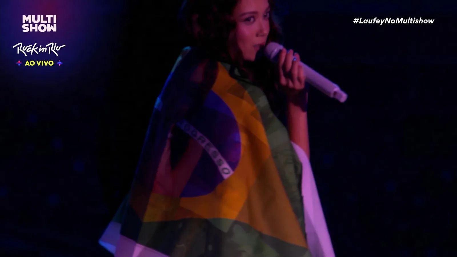 Laufey estreia no Rock in Rio com bossa nova e público animado