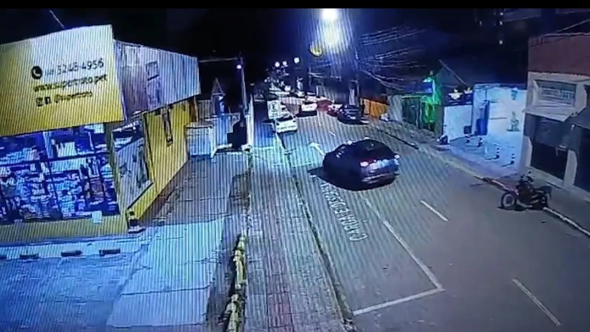 Carro sem placas bate em moto e leva PM a abordar três menores em Florianópolis