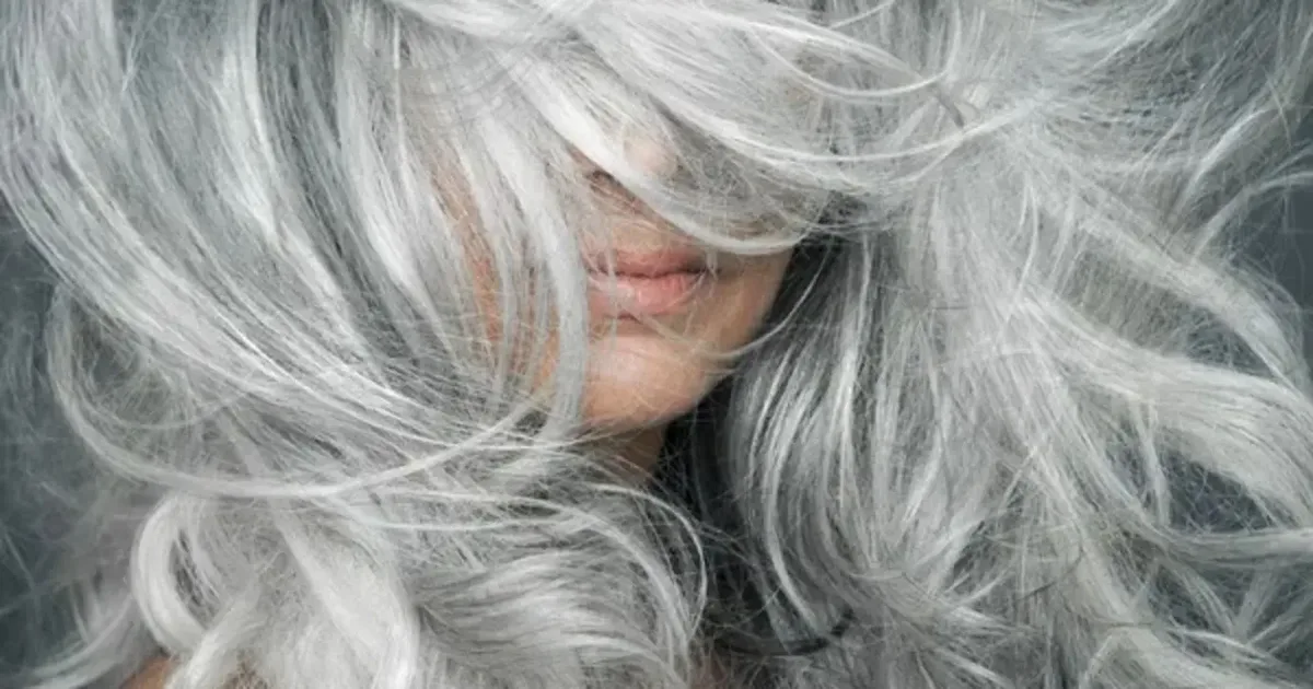 Cabelo branco: cuidados ajudam a reduzir o ressecamento e o frizz