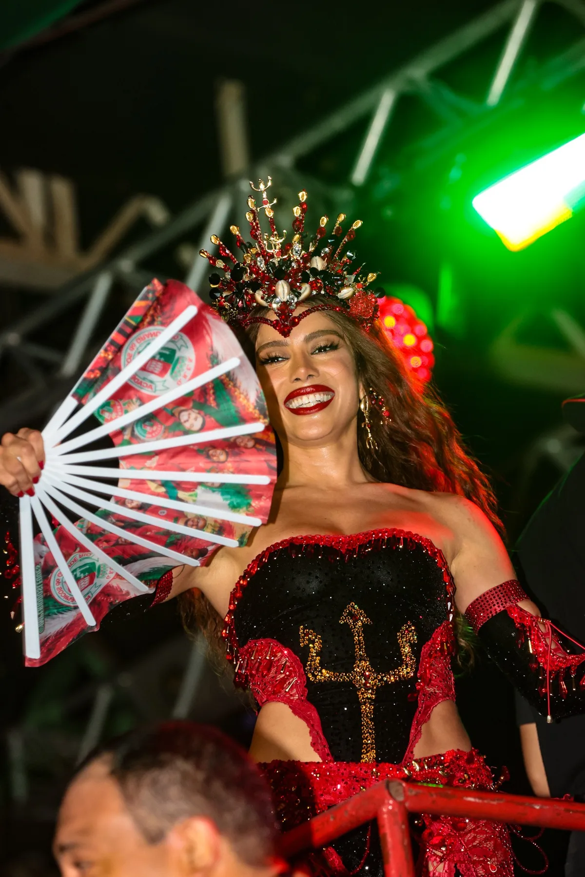 Anitta é coroada rainha de bateria da Grande Rio em noite de show e emoção