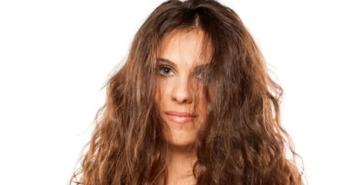 Aplicação de shampoo na raiz pode dar mais volume ao cabelo