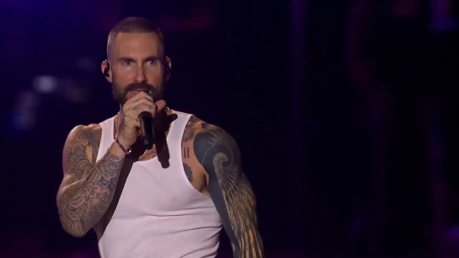 Adam Levine chama atenção nas redes durante show do Maroon 5 no Rock in Rio