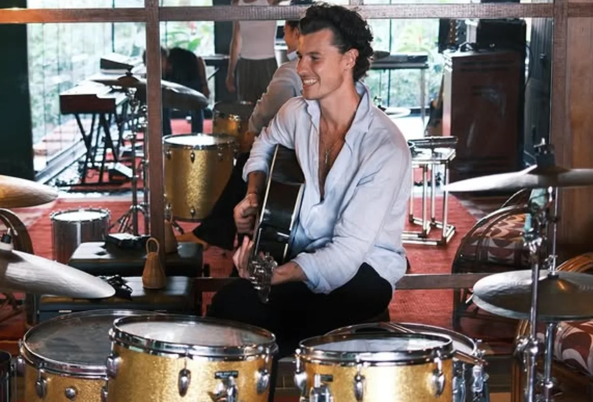 Shawn Mendes mostra estúdio montado no Rio ao lado de Mike Sabath