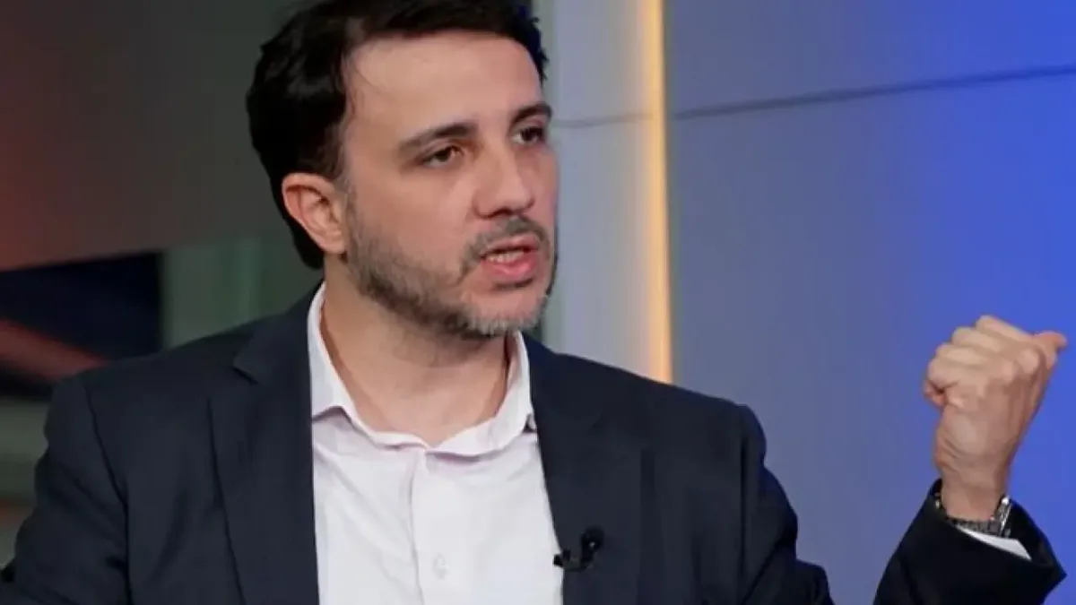 Renan Santos acusa campanha de Flávio Bolsonaro de ligação financeira com grupo dos EUA