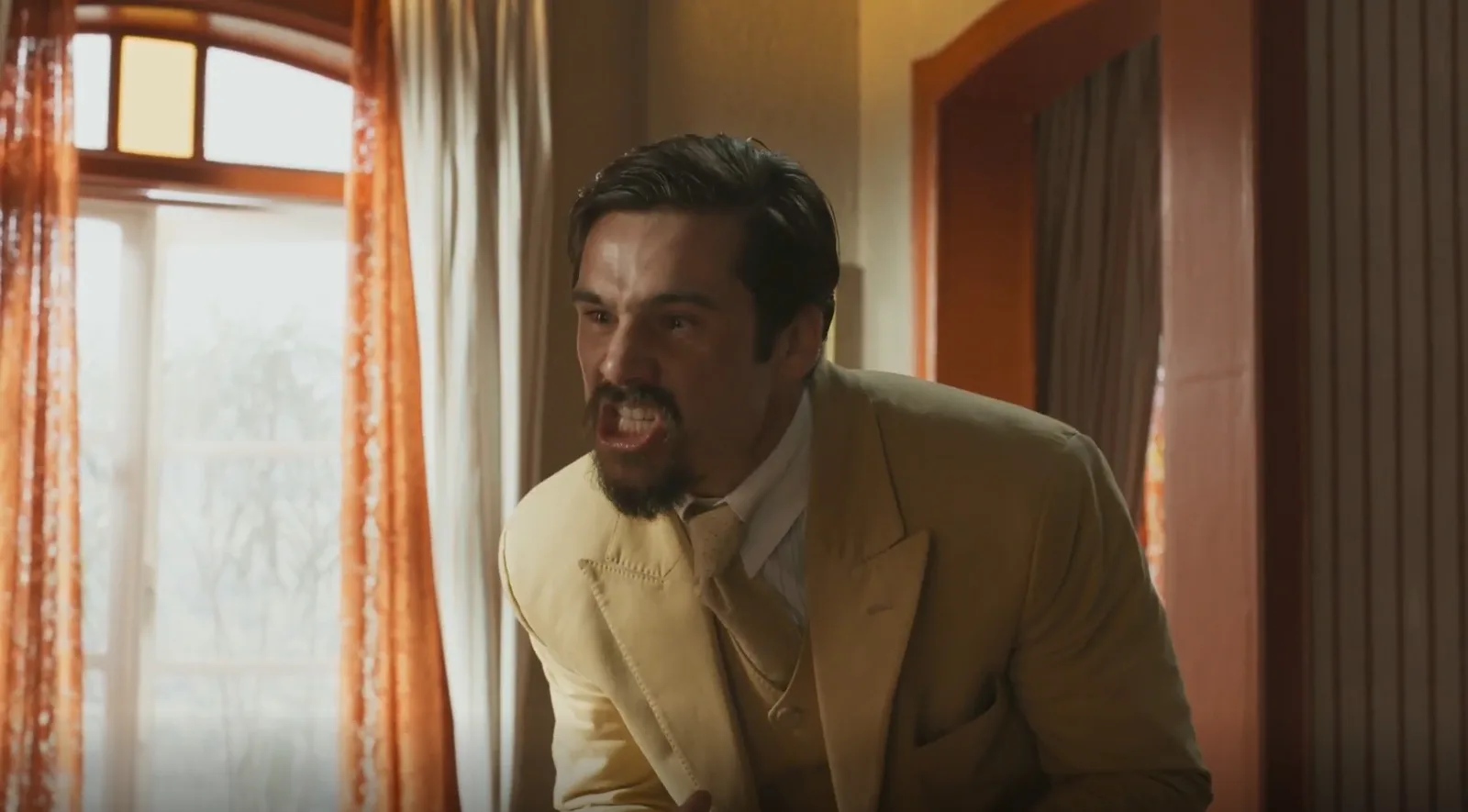 Mirinho decide roubar banco para fugir de Barro Preto em A Nobreza do Amor