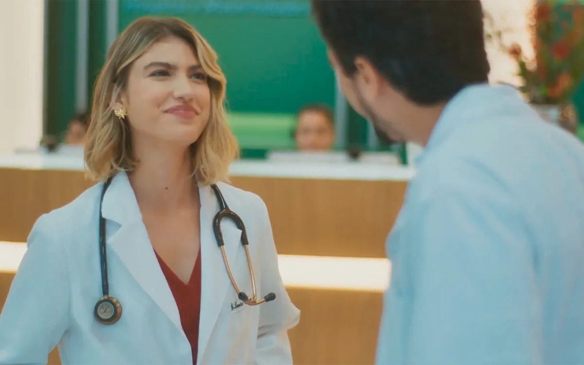 Leandra desmascara Toy após farsa como médico em Por Você