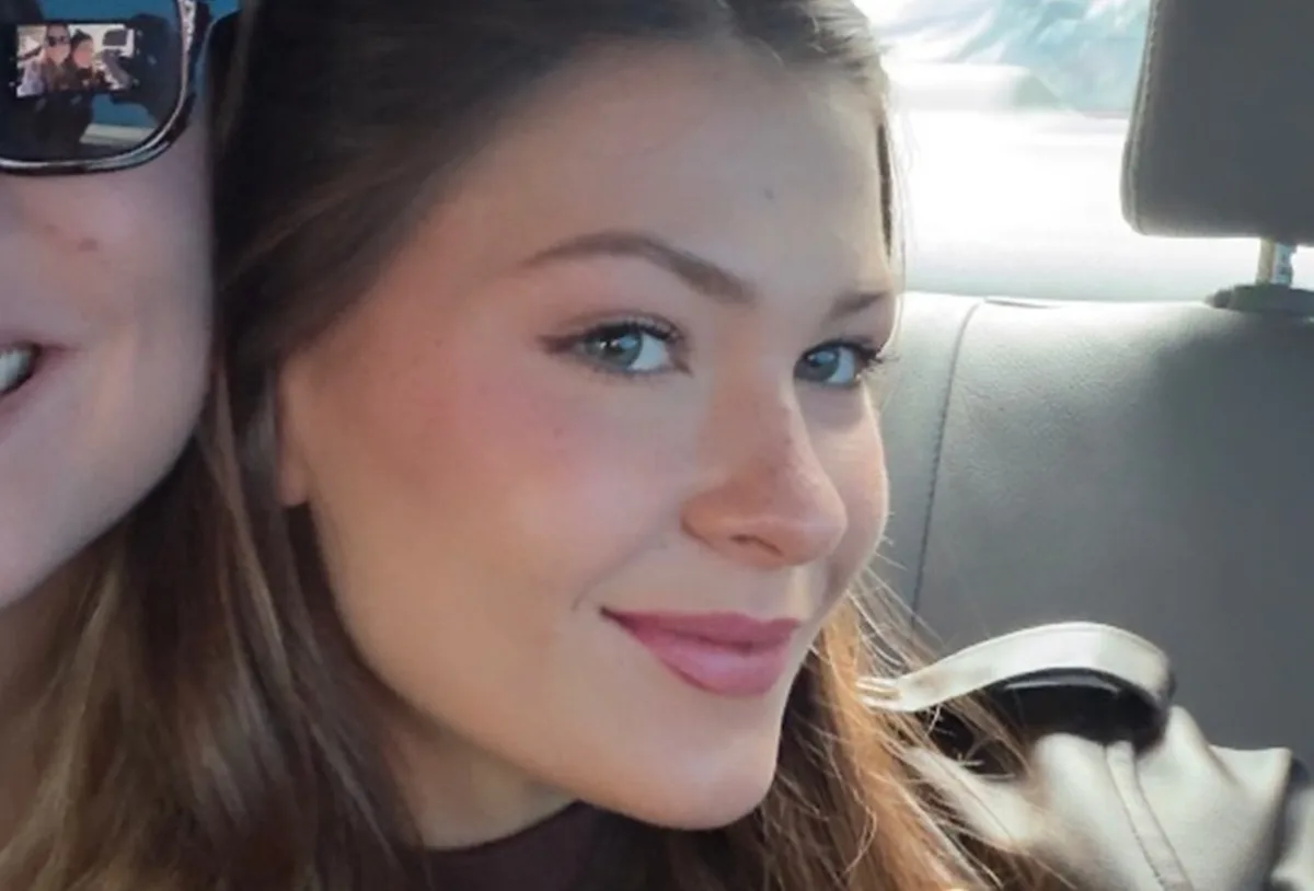 Nikki Meneghel compartilha foto rara ao lado da irmã, Paloma
