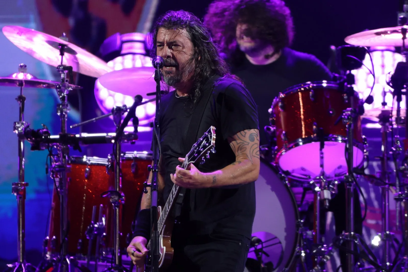 Foo Fighters estreia baterista e fecha noite de rock no festival