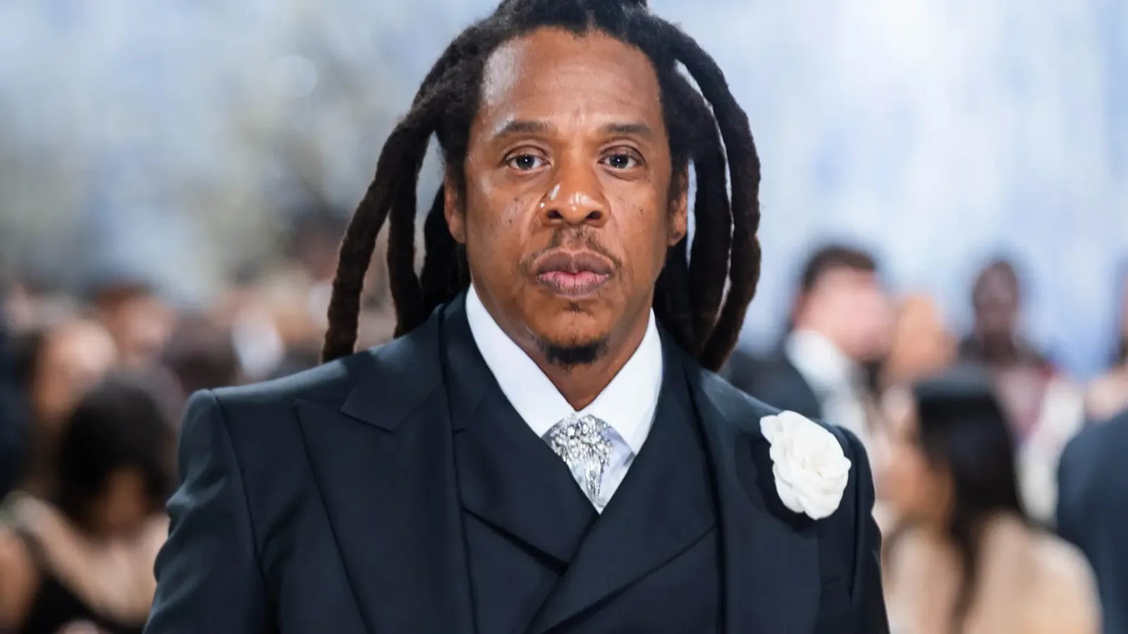 Declaração muda versão sobre processo contra Jay-Z e cita abordagem no Facebook