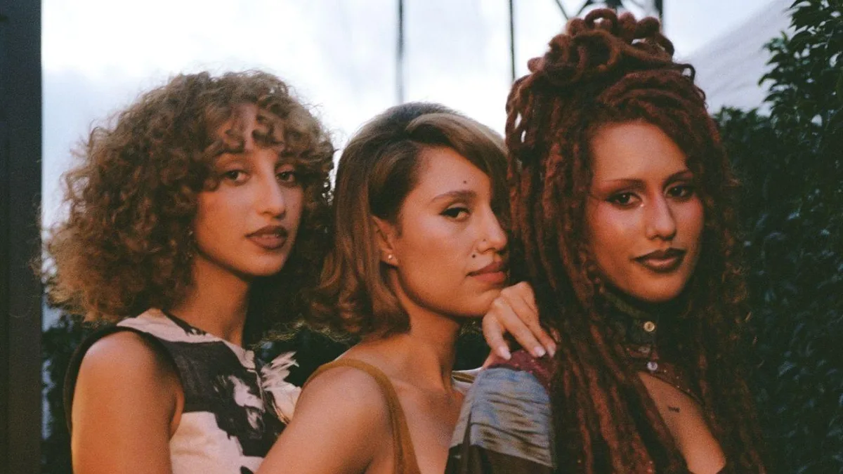 RAYE leva as irmãs para as ruas de Londres no clipe de “Joy.”