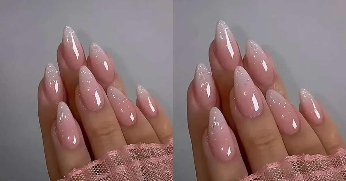 Jelly nails apostam em camadas finas e brilho para valorizar unhas curtas