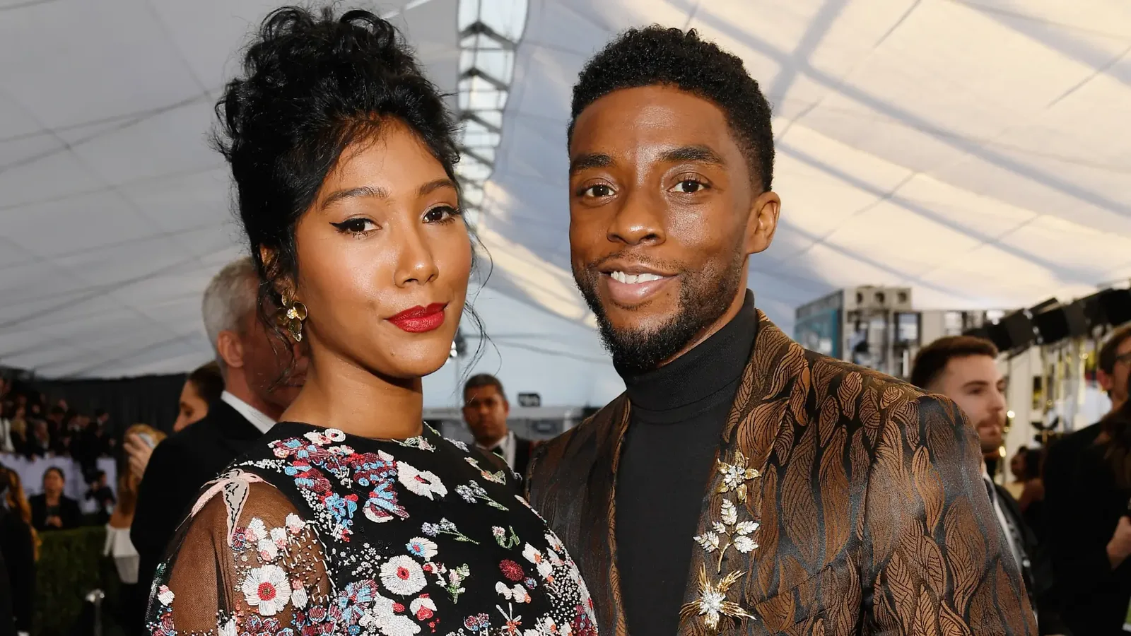 Viúva de Chadwick Boseman diz ter repassado mais de US$ 1,7 milhão à família