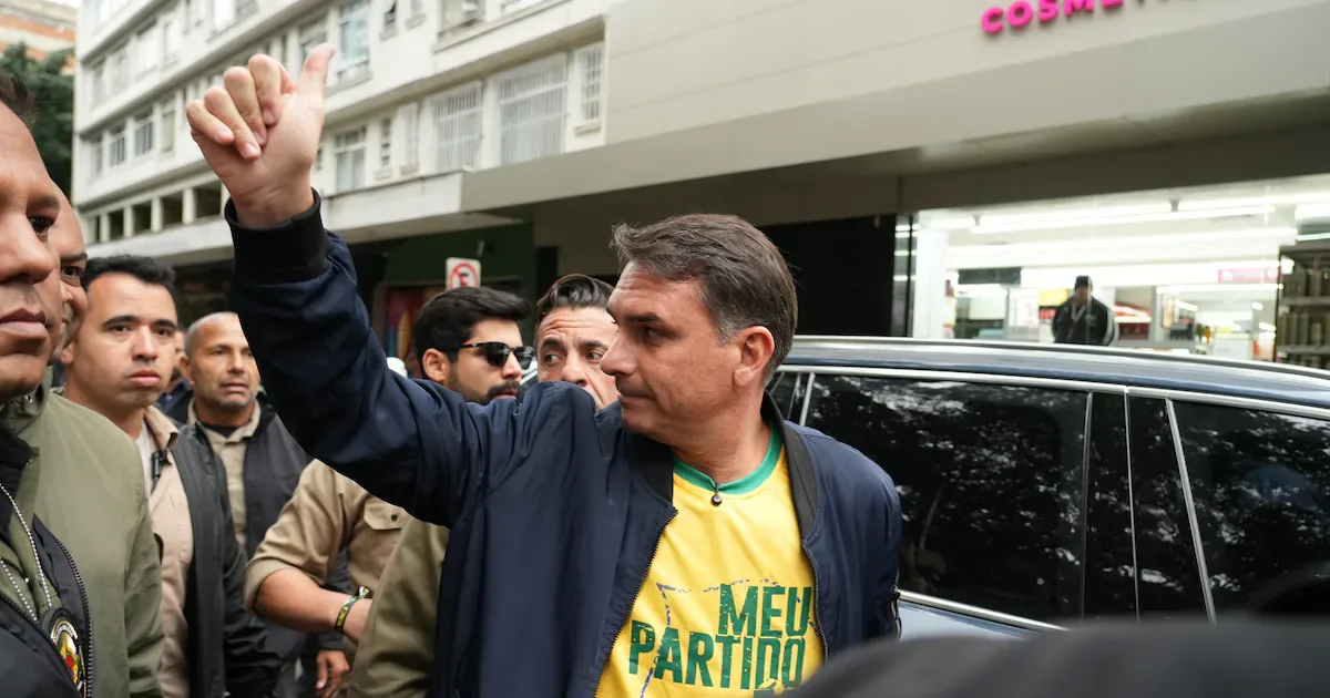 PF investiga Flávio Bolsonaro por suspeitas ligadas ao filme sobre o pai
