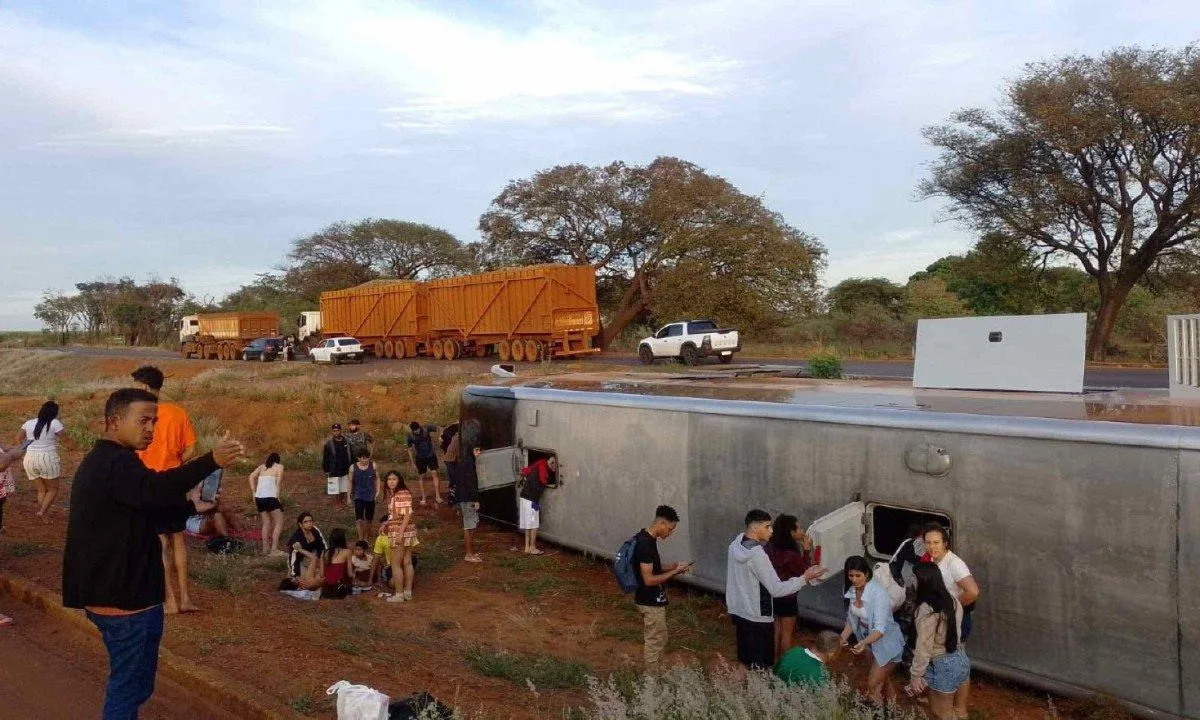 Sete passageiros ficam feridos após ônibus tombar em Uberaba