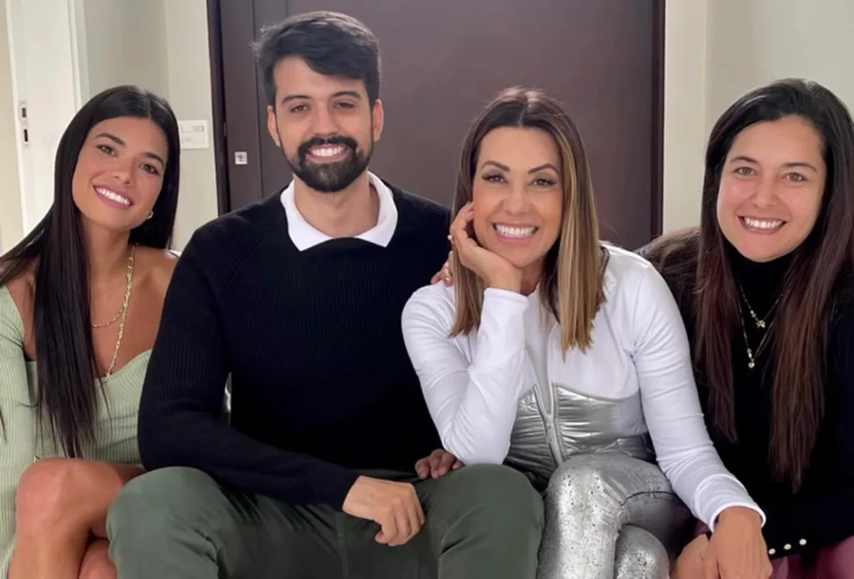 Solange Frazão reúne os três filhos em foto rara nas redes sociais