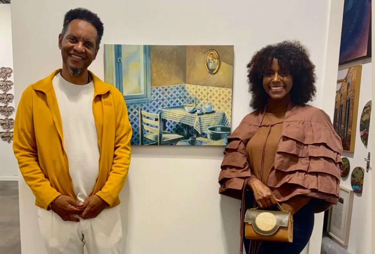 Maju Coutinho prestigia exposição do marido no Rio durante gravidez