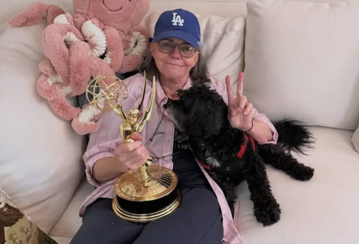 Sally Field celebra quarto Emmy com foto ao lado da estatueta e da cachorra