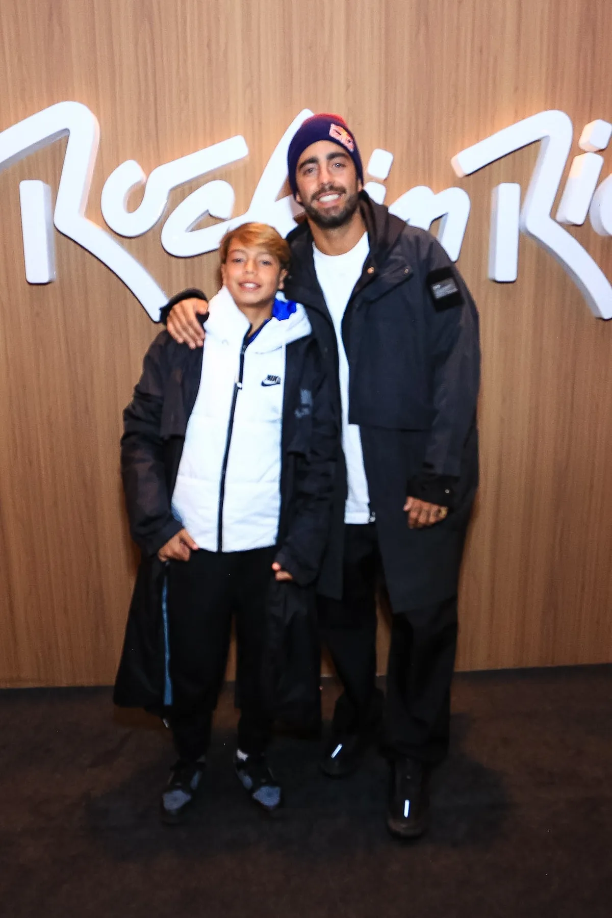 Pedro Scooby vai ao Rock in Rio com o filho Dom após separação