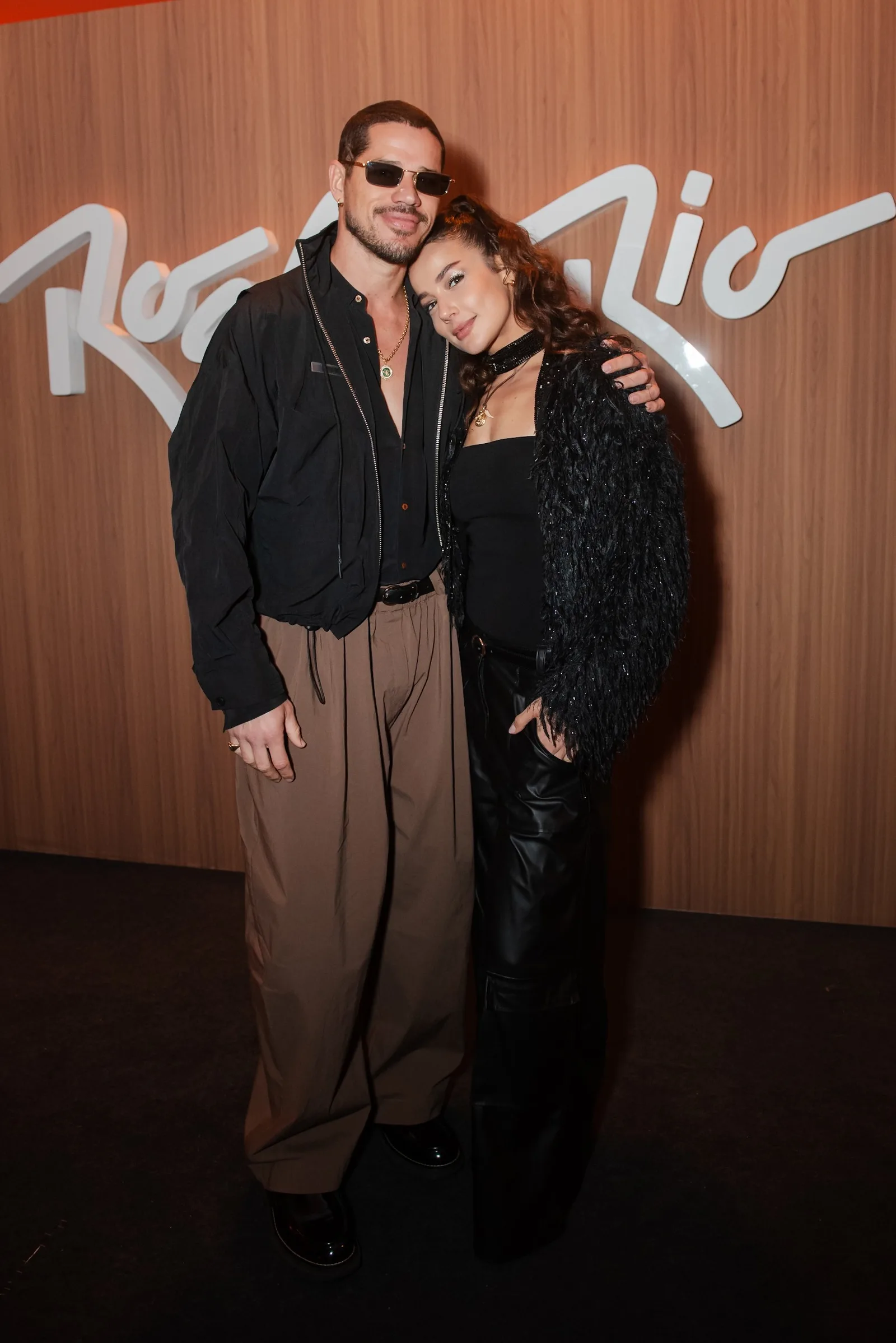 José Loreto e Nanda Marques aparecem abraçados no Rock in Rio