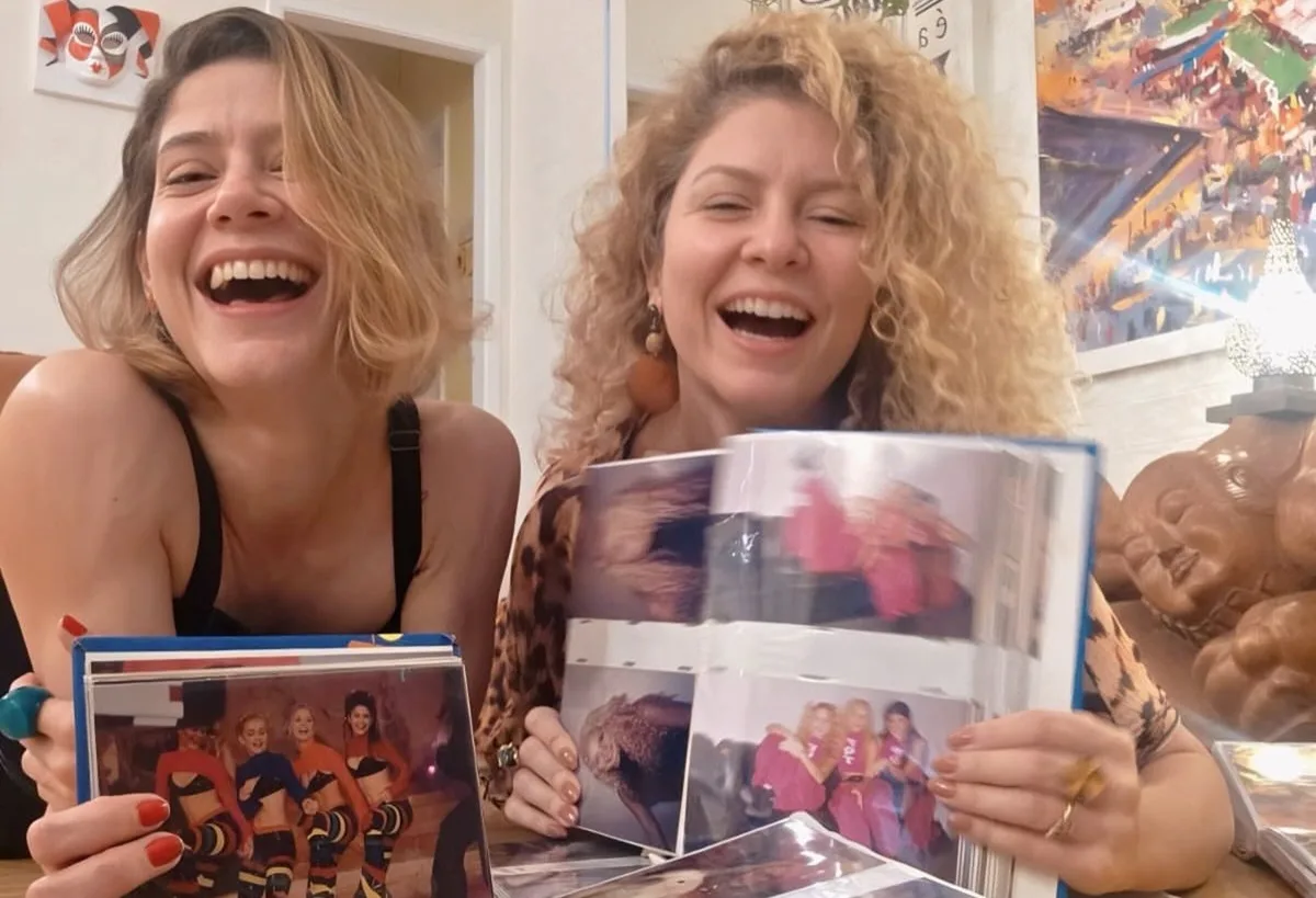 Bárbara Borges e Vanessa Melo abrem álbuns de fotos da época de paquitas
