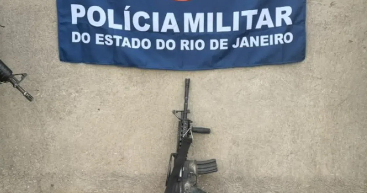 Ação em Nova Iguaçu termina com fuzil, roupas camufladas e drogas apreendidos