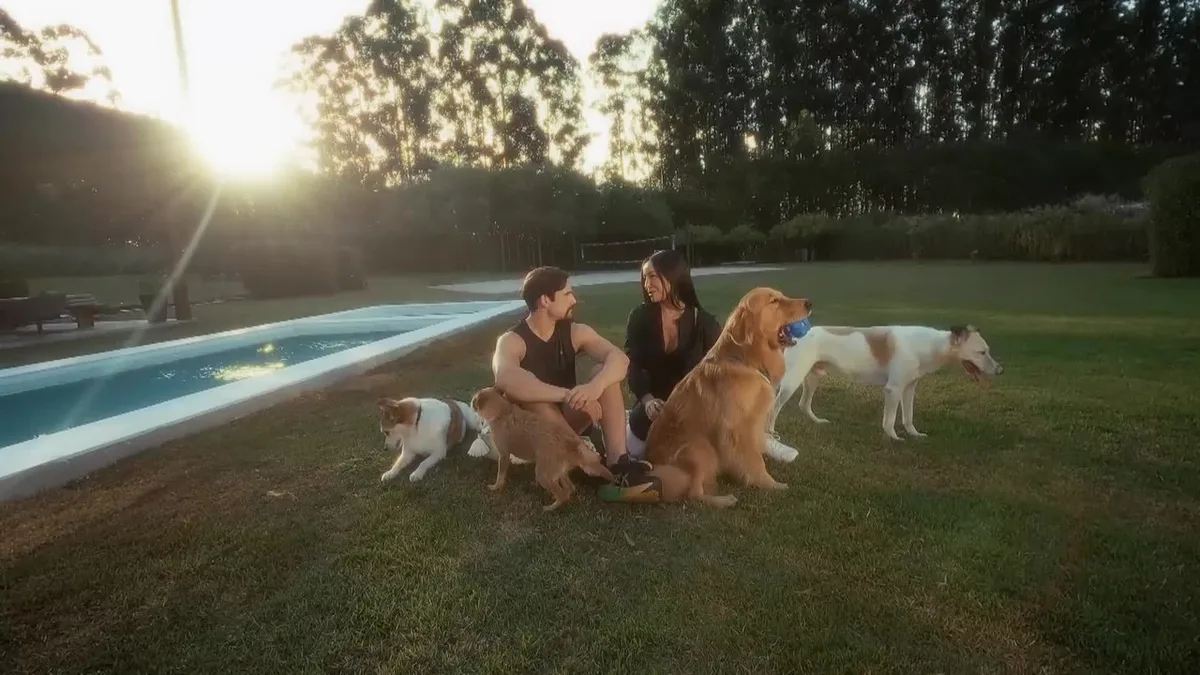 Sabrina Sato e Nicolas Prattes revelam história de Belinha no Dog House Brasil