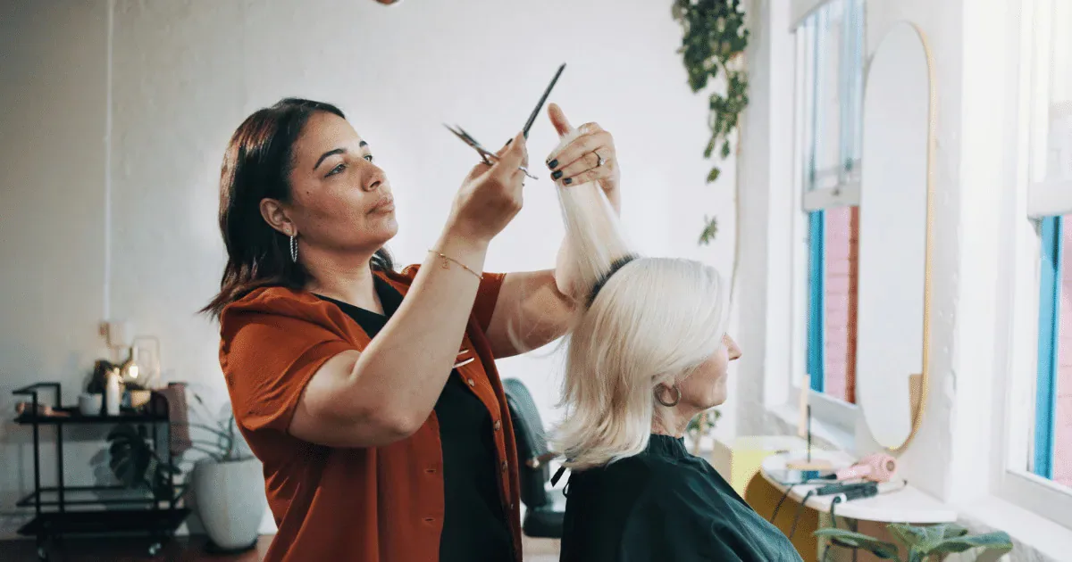 Por que cortar as pontas pode deixar o cabelo com aparência mais volumosa