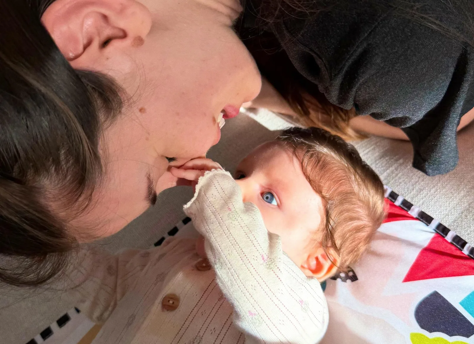 Camila Queiroz conta como concilia maternidade e retomada da carreira