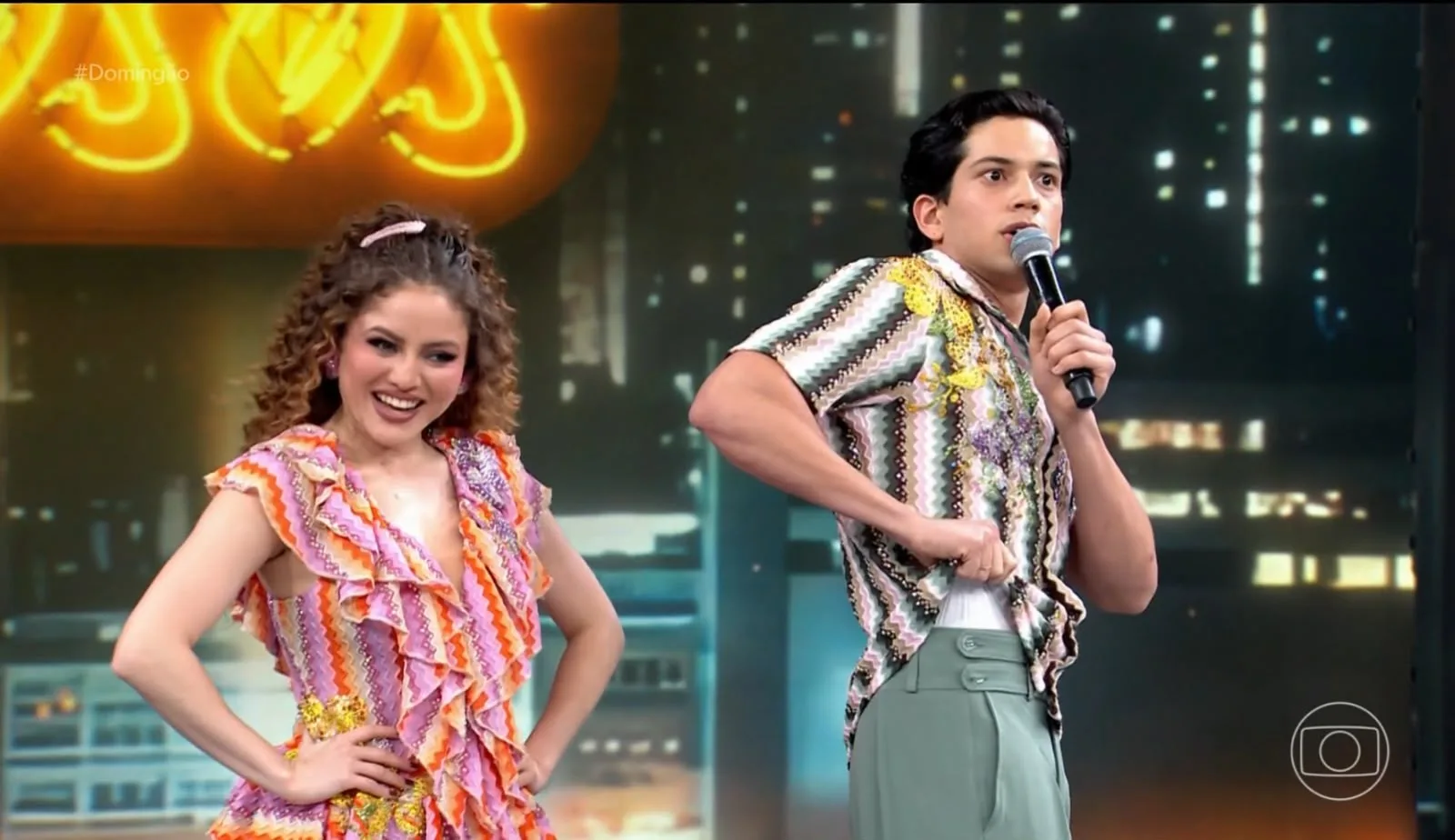 Milton Cunha brinca com Léo Foguete após dança no Domingão