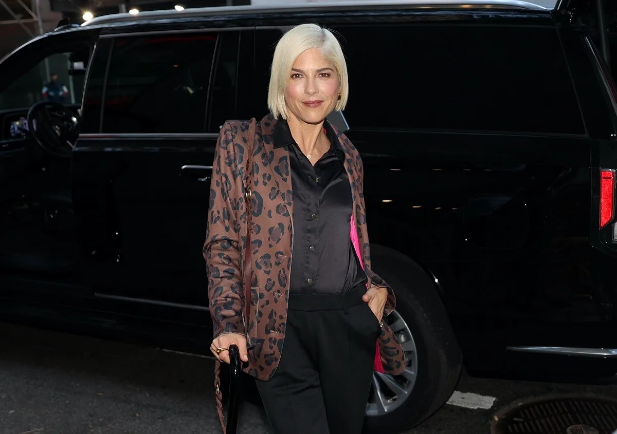 Selma Blair é levada a hospital após incidente durante voo da Delta