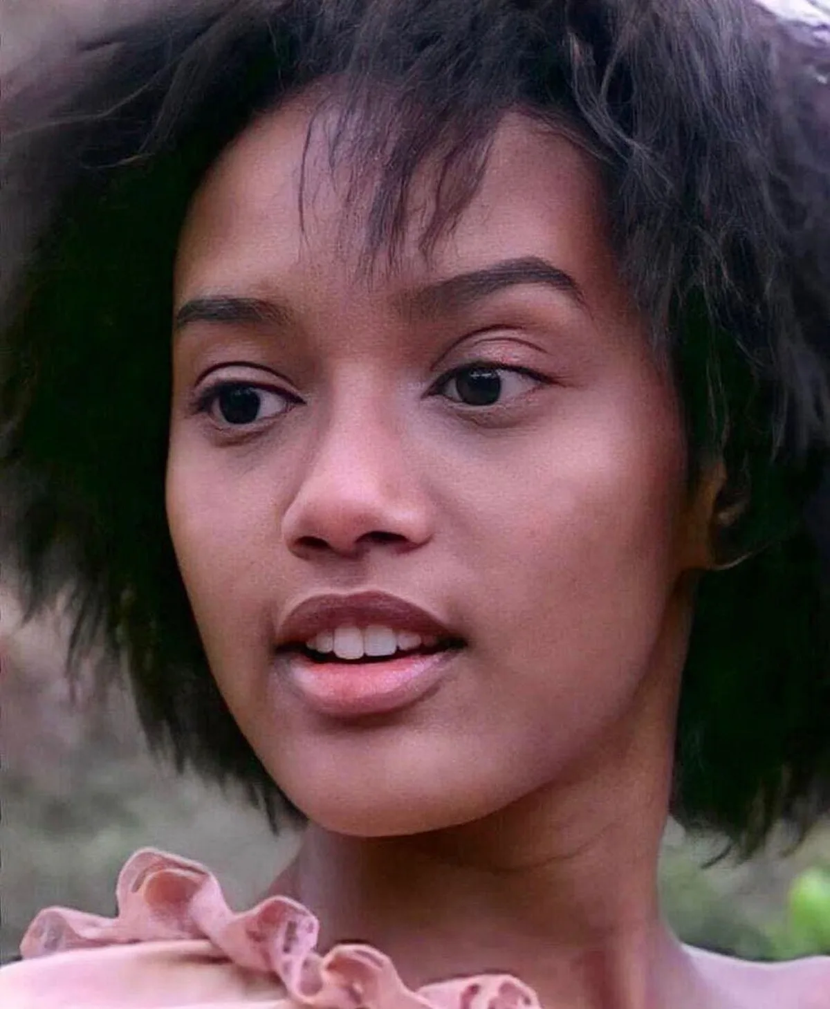 Taís Araujo volta ao cabelo natural após testar tons diferentes