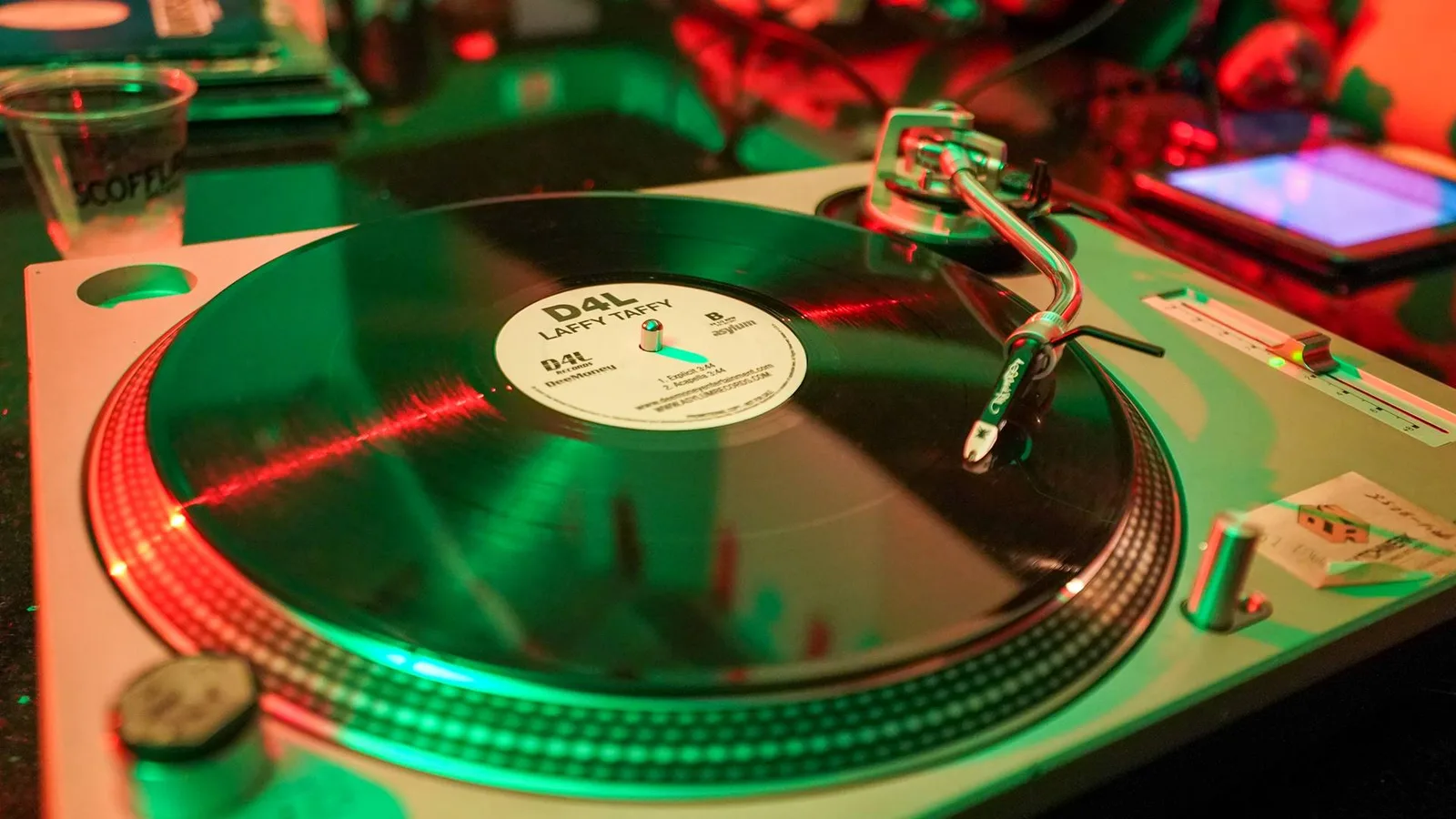 Vinil supera CDs e alcança receita recorde nos EUA em 2025