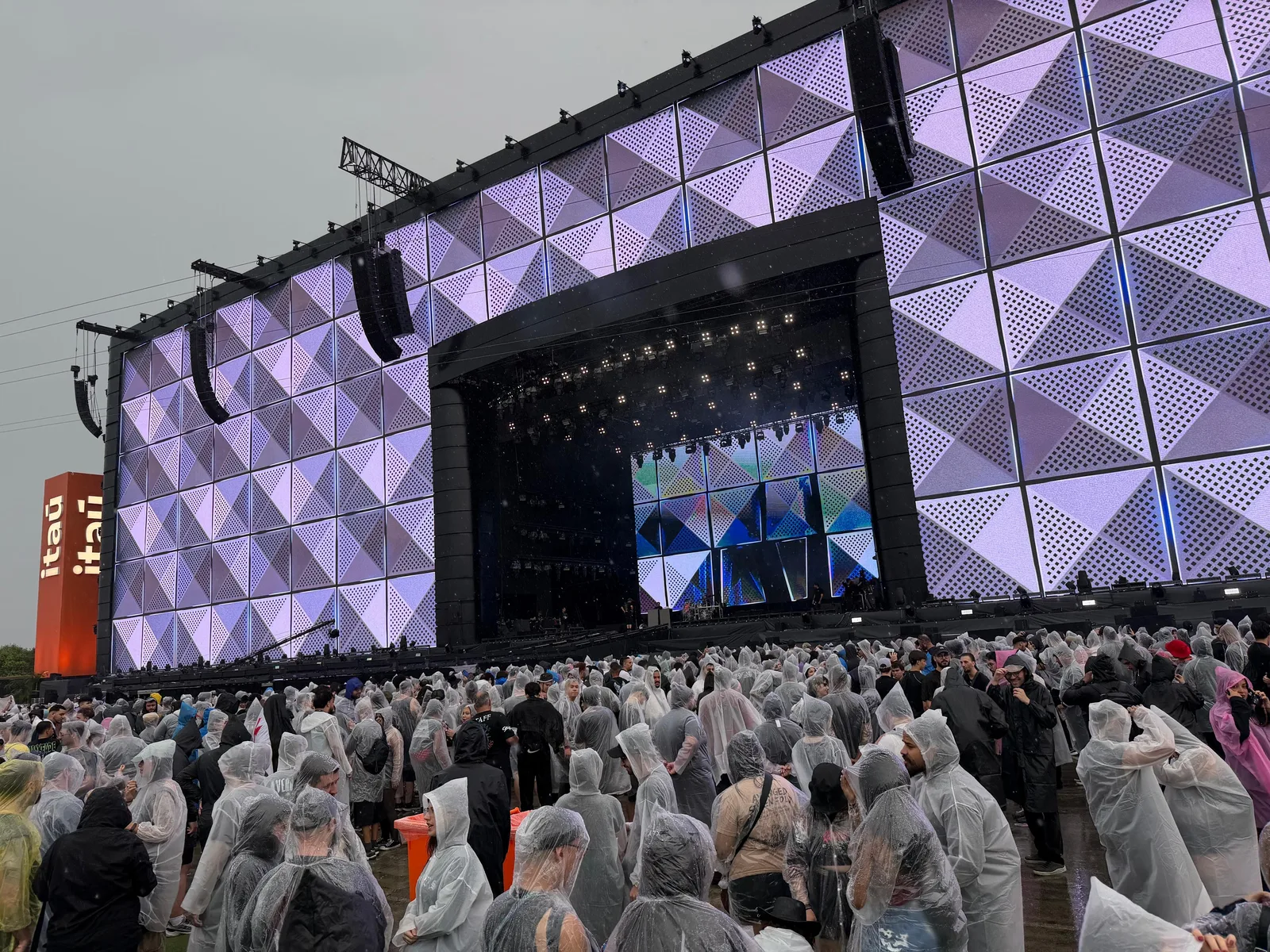 Chuva forte muda planos do público no segundo dia do Rock in Rio