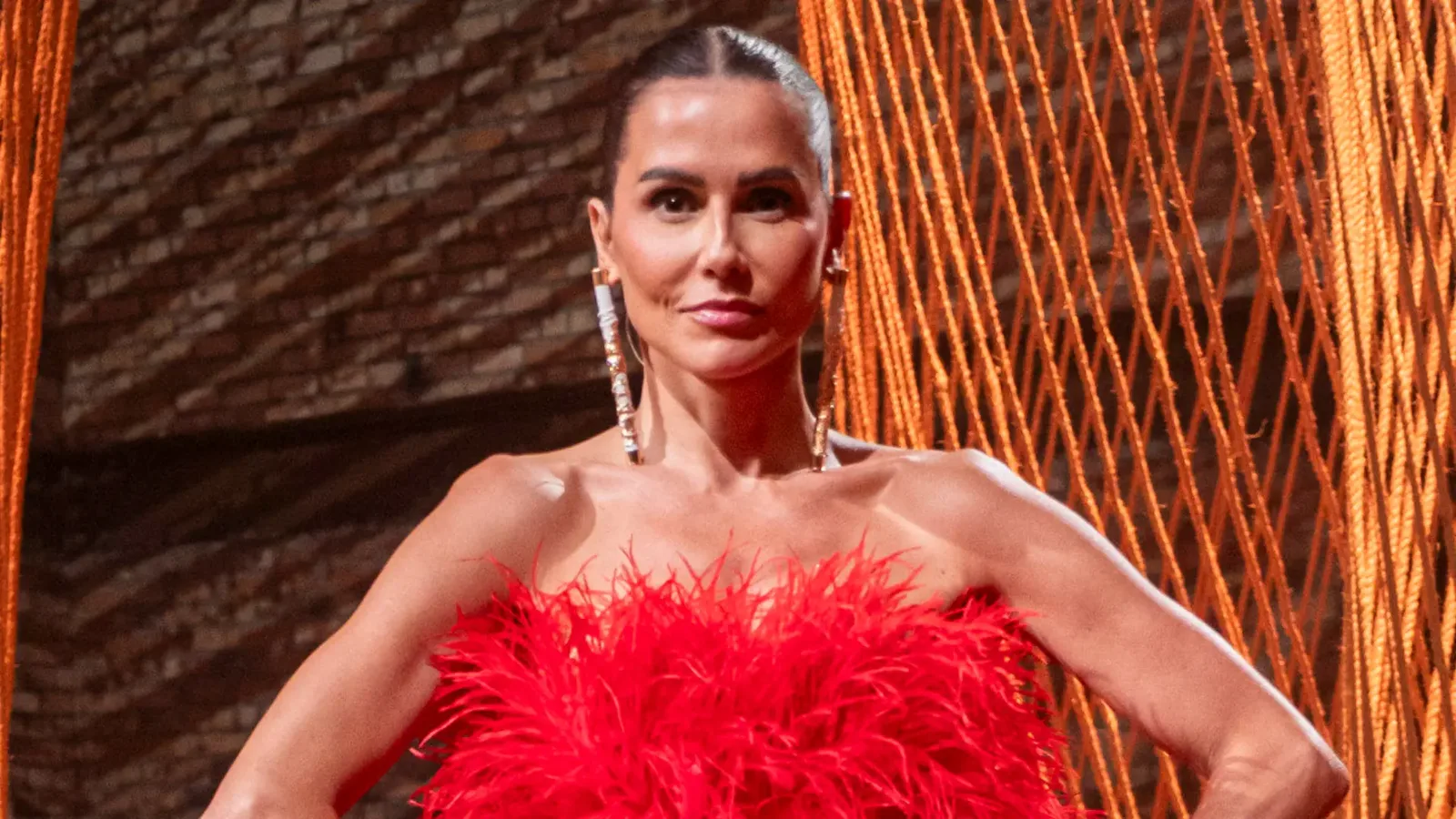 Acordo encerra disputa de Deborah Secco com morador por infiltração