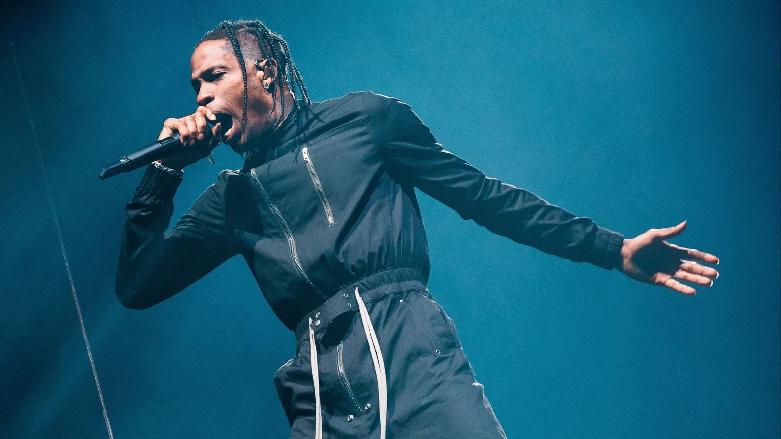 Travis Scott retorna ao Lollapalooza após quatro shows no Brasil