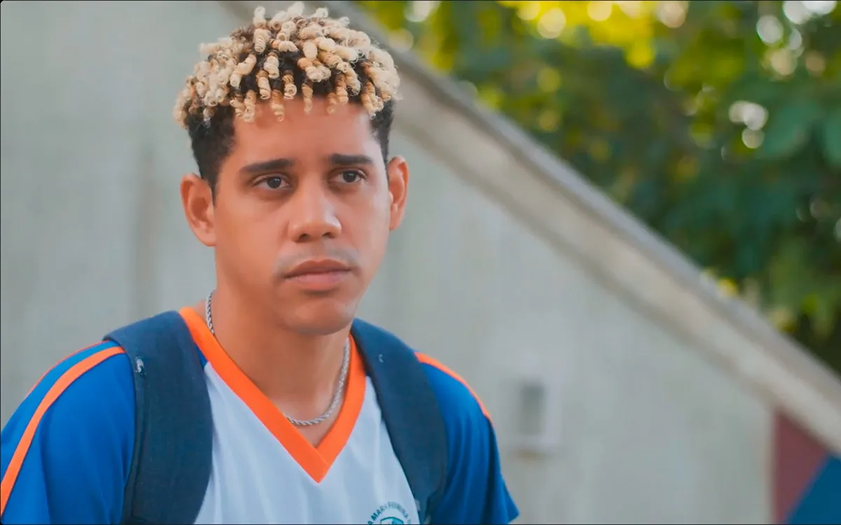 Peixe é alvo de racismo em Por Você e recebe defesa de Bela