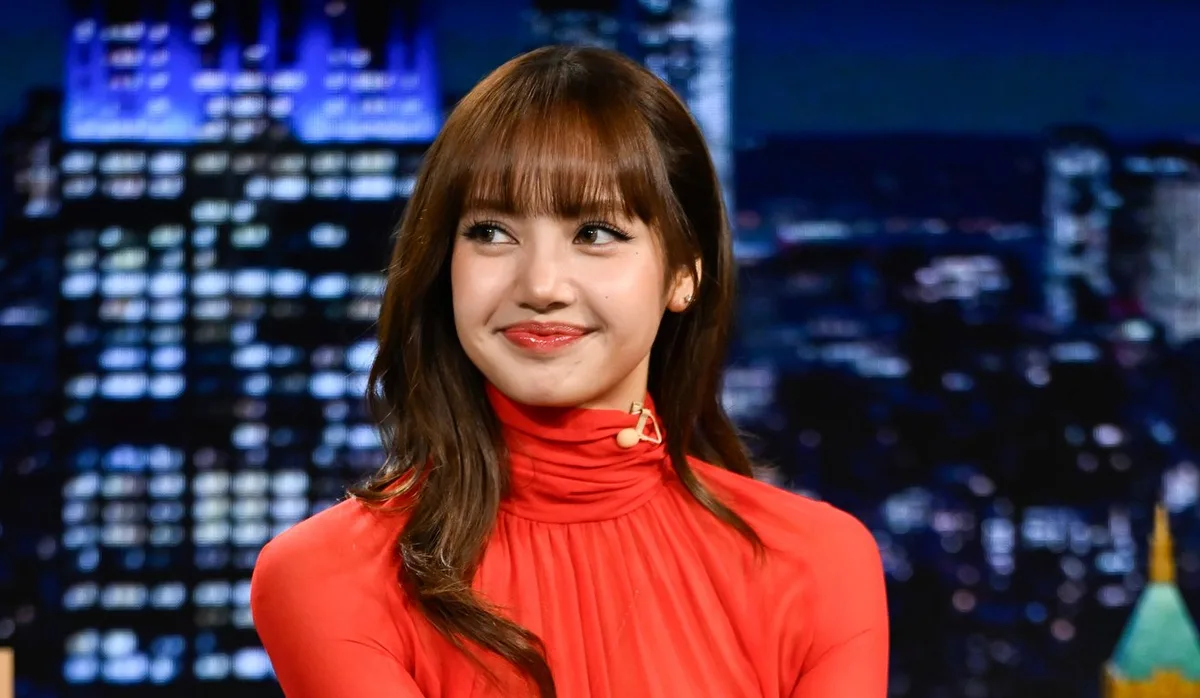 Lisa confirma EP para outubro e indica faixa solo iniciada pela letra T