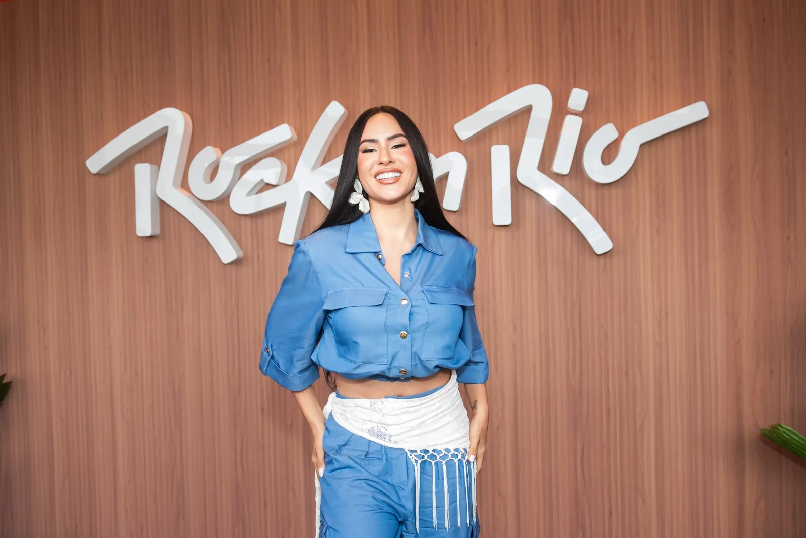 Isabelle Nogueira vai de azul ao Rock in Rio, mas revela detalhe vermelho