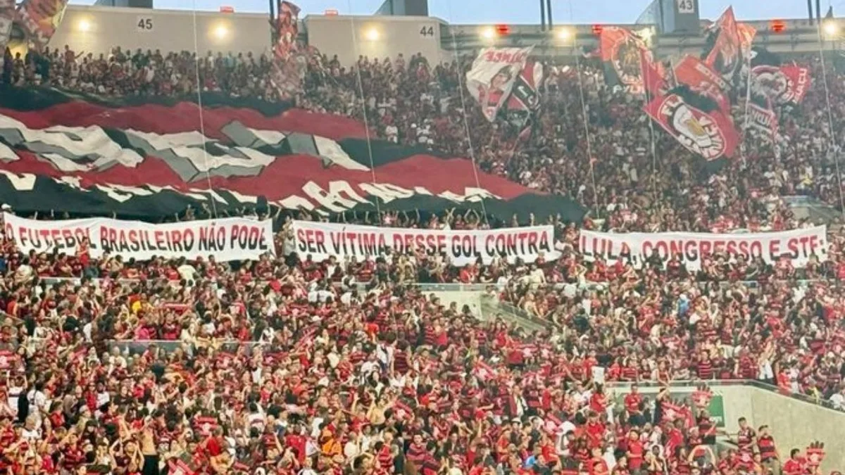 Torcedores e jogadores do Flamengo protestam contra proibição de bets