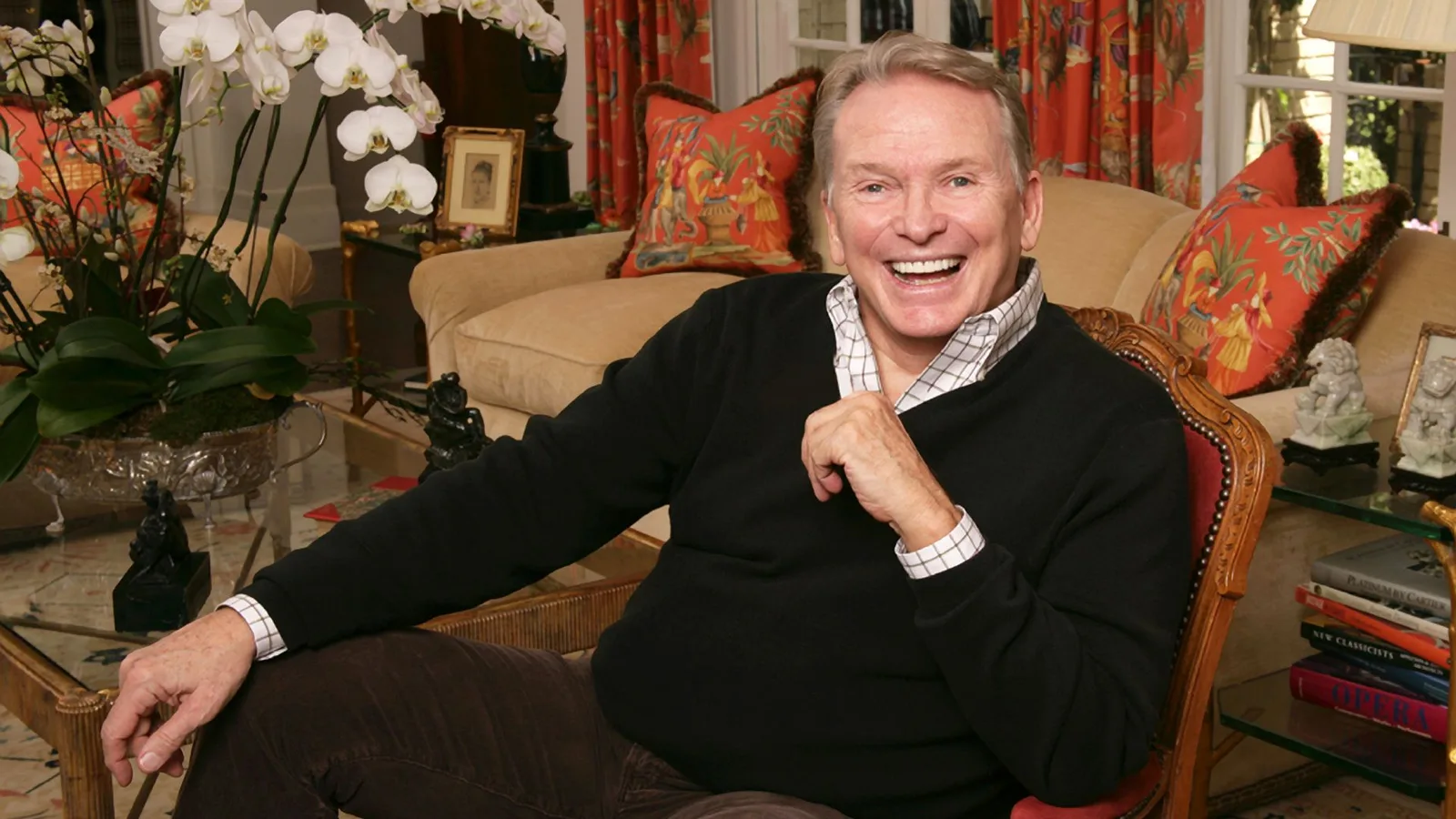 Bob Mackie, figurinista de estrelas da música e da TV, morre aos 87 anos