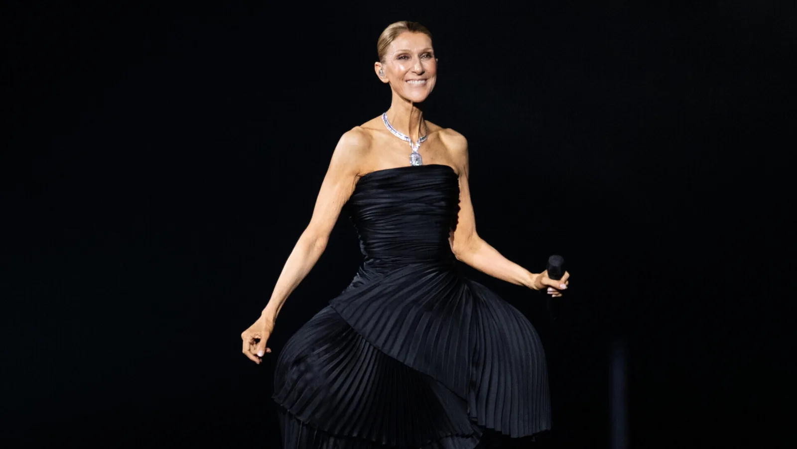 Céline Dion volta aos palcos após seis anos em show em Paris