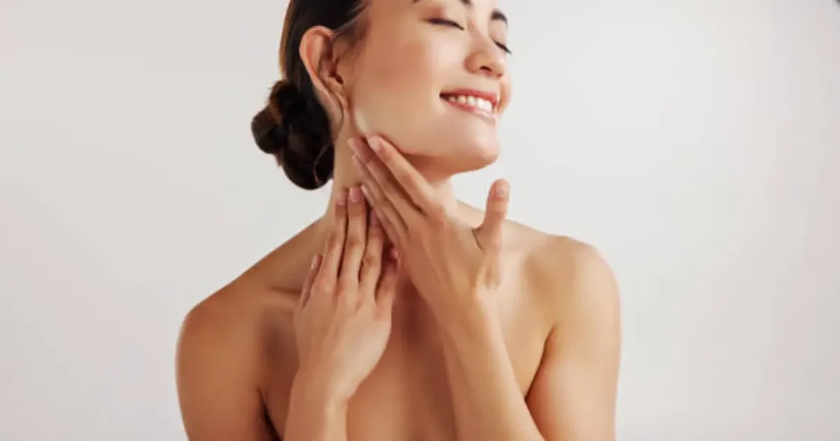 Treino facial de 10 minutos promete relaxar lábios e elevar maçãs do rosto