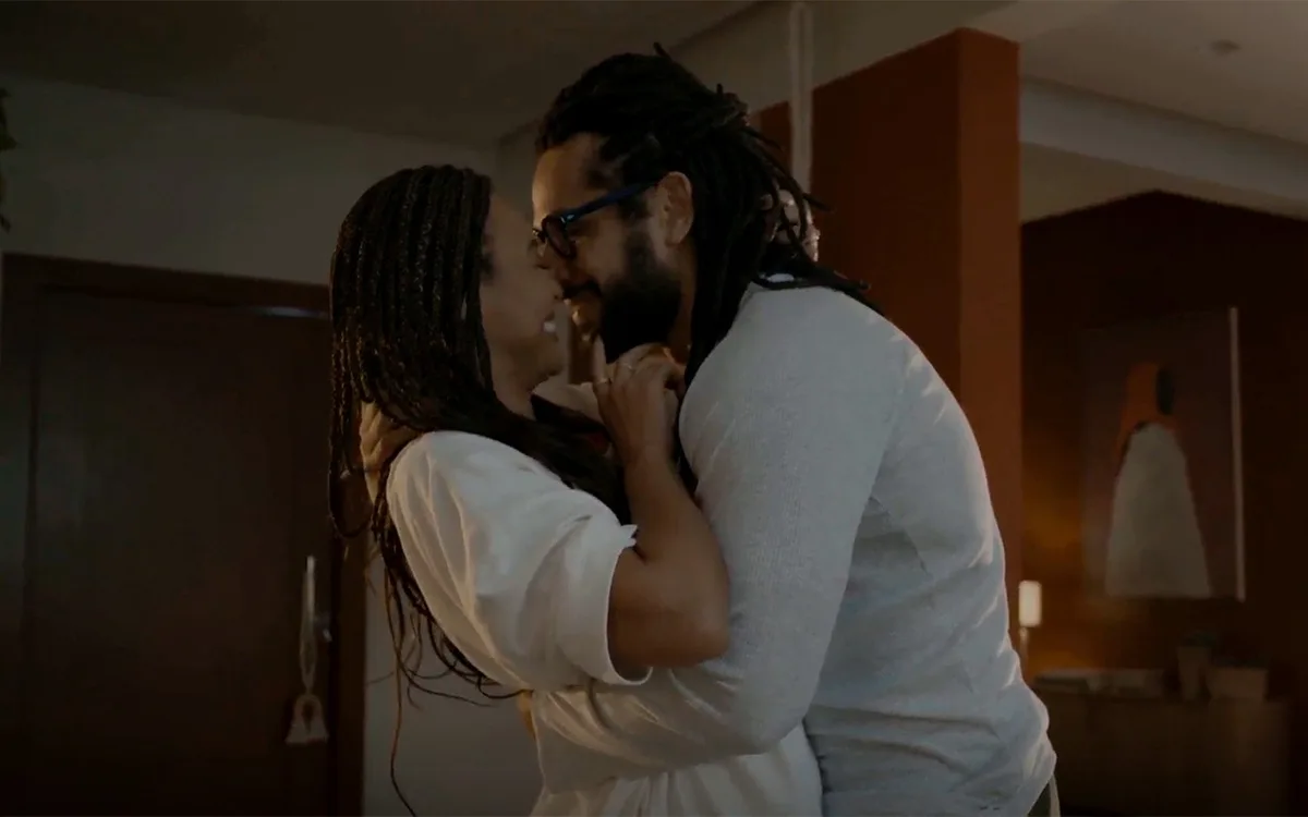 Bela e Lucas avançam no romance em Por Você