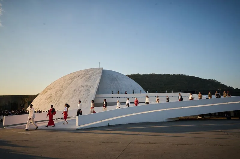 Carnan leva referências de Oscar Niemeyer à primeira coleção apresentada em desfile