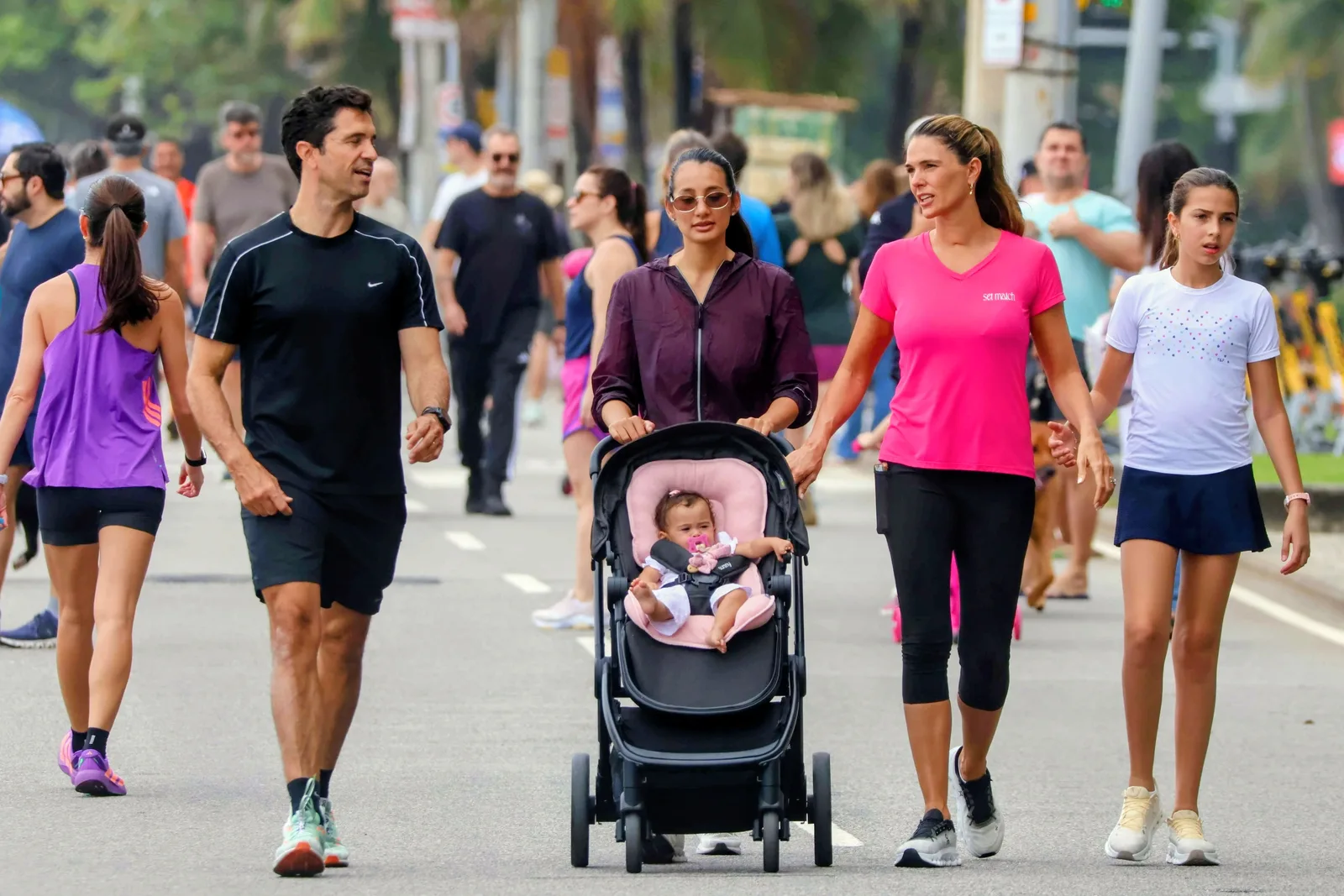 Daniella Sarahyba reúne família em caminhada pela orla do Rio