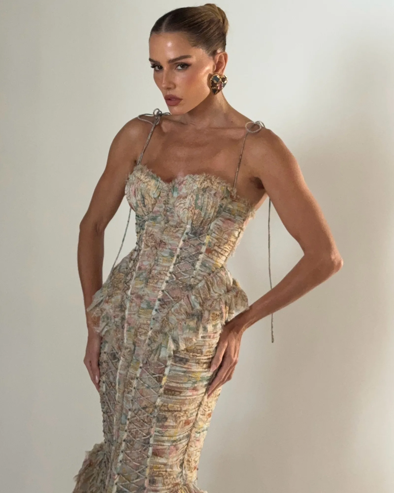 Deborah Secco usa vestido de seda de 30 mil reais em casamento de Cecilia Beraba