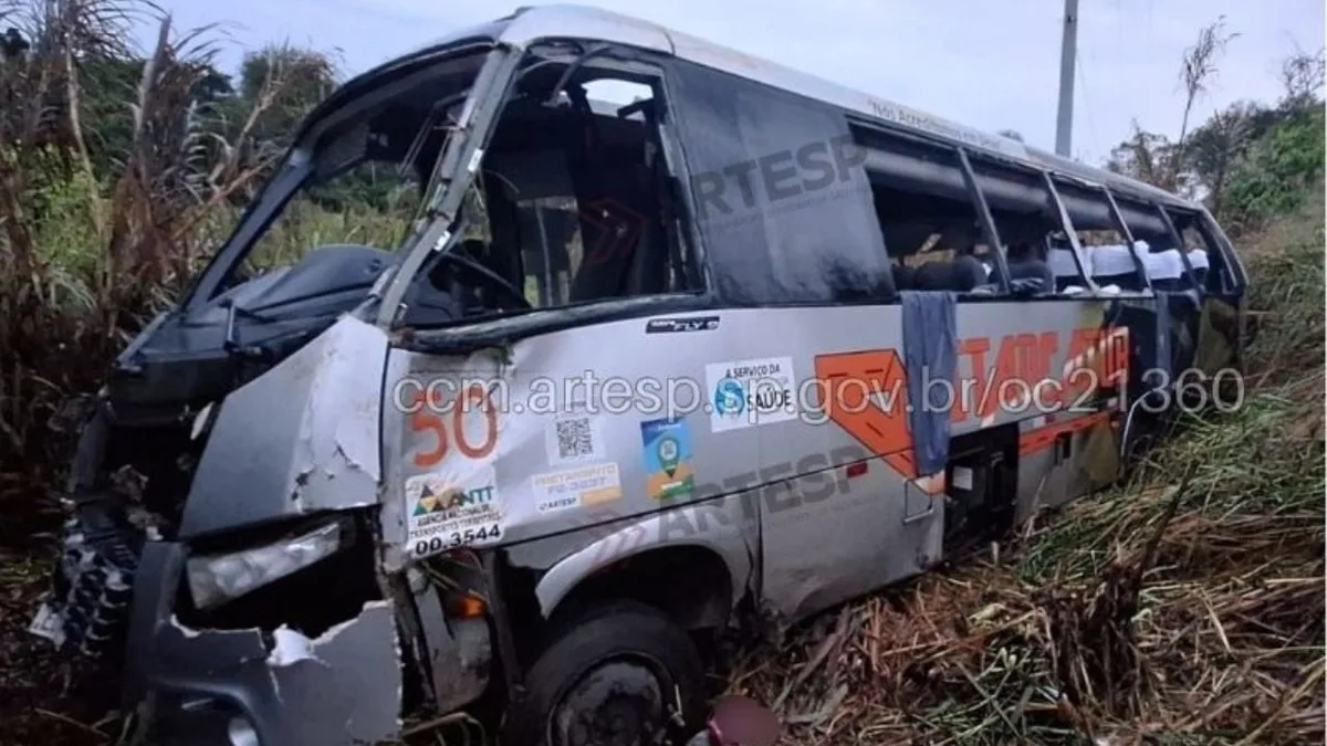 Capotamento de micro-ônibus mata três e deixa 10 feridos em Itapetininga